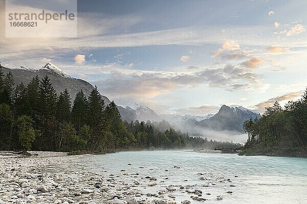 Flusslauf der Soca mit Berg Svinjak bei Morgenstimmung  Soca-Tal  Kanin Gebirge  Julische Alpen  Bovec  Triglav Nationalpark  Slowenien  Europa