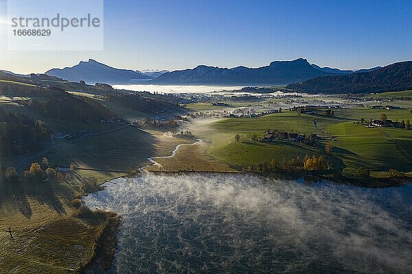 Nebelschwaden am Irrsee mit Blick ins Mondseeland  Bodennebel  von oben  Drohnenaufnahme  Luftaufnahme  Salzkammergut  Oberösterreich  Österreich  Europa