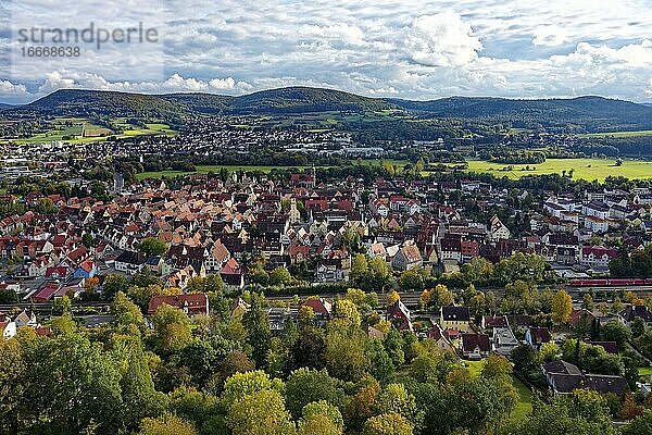 Blick im Herbst vom Michelsberg über Hersbruck  Hersbrucker Schweiz  Mittelfranken  Bayern  Deutschland  Europa