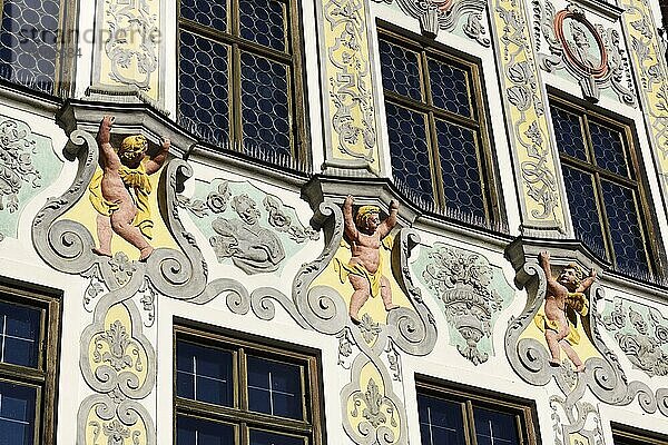 Putti an der Schmuckfassade  historisches Rathaus  Landsberg am Lech  Oberbayern  Bayern  Deutschland  Europa