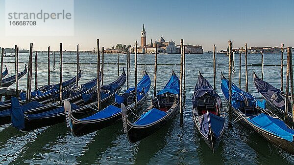 Venezianische Gondeln  hinten Klosterinsel San Giorgio Maggiore  Venedig  Italien  Europa