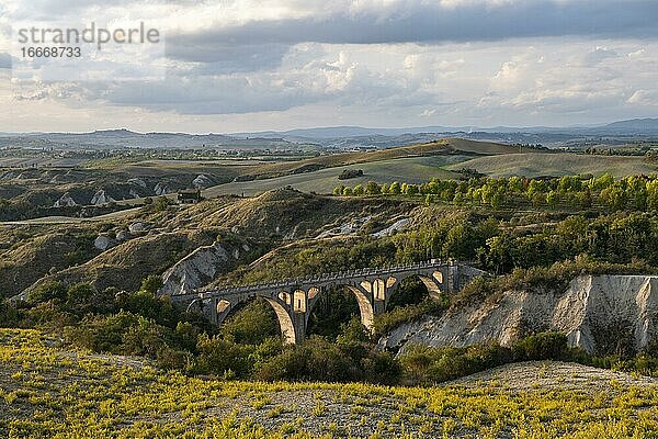 Eisenbahnbrücke in hügeliger Landschaft der Crete Senesi  Asciano  Siena  Toskana  Italien  Europa