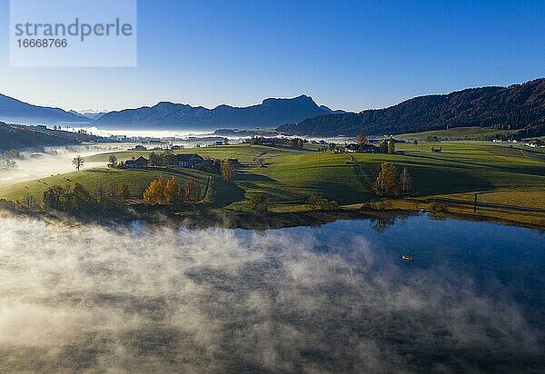 Nebelschwaden am Irrsee mit Blick ins Mondseeland  Bodennebel  von oben  Drohnenaufnahme  Luftaufnahme  Salzkammergut  Oberösterreich  Österreich  Europa