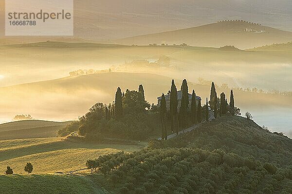 Landgut Podere Belvedere bei Sonnenaufgang  Val d'Orcia  San Quirico d'Orcia  Siena  Toskana  Italien  Europa