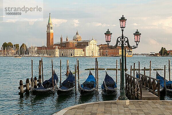 Klosterinsel San Giorgio Maggiore  vorne venezianische Gondeln  Venedig  Italien  Europa