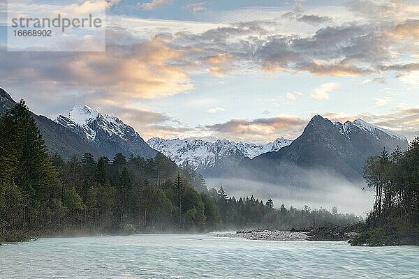 Flusslauf der Soca mit Berg Svinjak bei Morgenstimmung  Soca-Tal  Kanin Gebirge  Julische Alpen  Bovec  Triglav Nationalpark  Slowenien  Europa