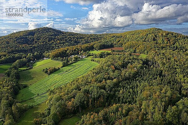 Blick im Herbst vom Michelsberg auf Wald- und Kulturlandschaft mit Ausflugsrestaurant Fuchsmühle  Hersbruck  Hersbrucker Schweiz  Mittelfranken  Bayern  Deutschland  Europa