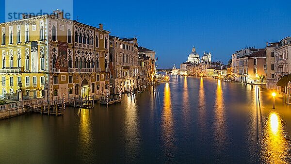 Canal Grande bei Nacht  links Renaissance-Palast Palazzo Cavalli-Franchetti  hinten Kirche Santa Maria della Salute  Venedig  Italien  Europa