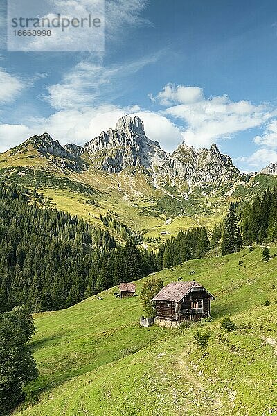 Bischofsmütze mit Alm im Vordergrund  Aualm  Filzmoos  Salzburg  Österreich  Europa