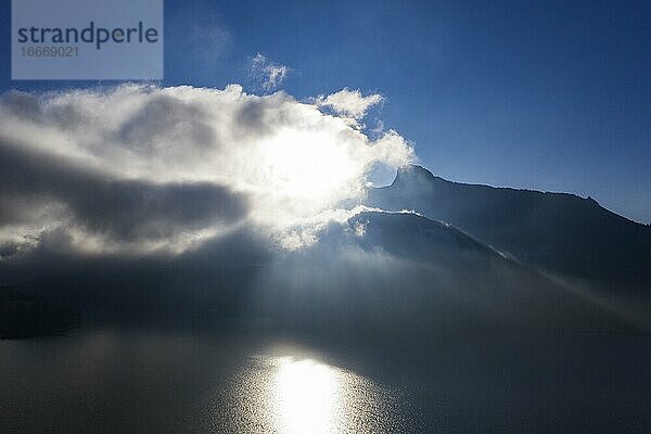 Mondsee mit Schafberg im Gegenlicht  Drohnenaufnahme  Luftaufnahme  Mondseeland  Salzkammergut  Oberösterreich  Österreich  Europa