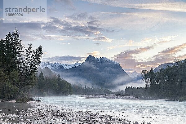 Flusslauf der Soca mit Berg Svinjak bei Morgenstimmung  Soca-Tal  Kanin Gebirge  Julische Alpen  Bovec  Triglav Nationalpark  Slowenien  Europa