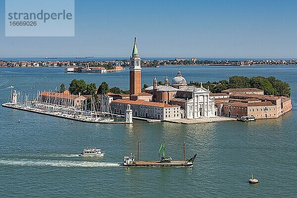 Klosterinsel San Giorgio Maggiore  vorne Transportschiff mit Bagger  Venedig  Italien  Europa