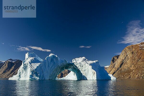 Eisberg in Fjord  Kaiser-Franz-Joseph-Fjord  Ostküste Grönland  Dänemark  Europa