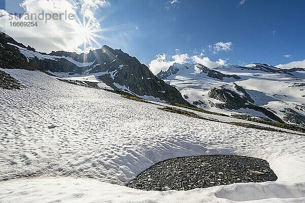 Schneefeld  schneebedeckte Berggipfel  Aufstieg zum Schönbichler Horn  Furtschaglspitze und Großer Möseler  Gletscher Furtschaglkees  Berliner Höhenweg  Zillertaler Alpen  Zillertal  Tirol  Österreich  Europa