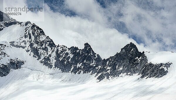 Schneebdeckter Berghang  Gletscherspalten  Gletscher Waxeggkees  hochalpine Landschaft  Zillertaler Alpen  Zillertal  Tirol  Österreich  Europa