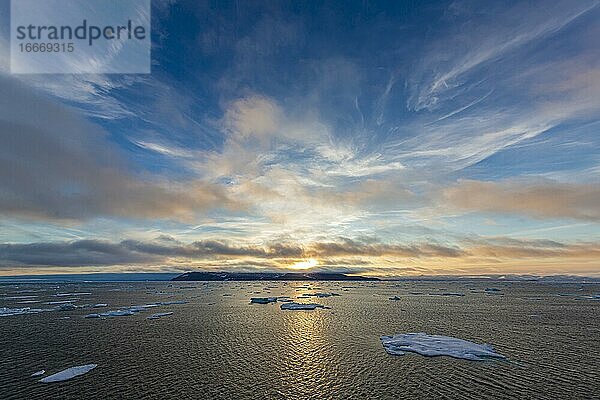 Eisfeld bei Sonnenuntergang  mystische Stimmung  Cirruswolken  Ostküste Grönlands  Dänemark  Europa