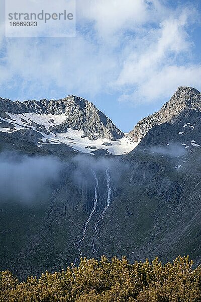 Zwei Wasserfälle nebeneinander  Zillertaler Alpen  Zillertal  Tirol  Österreich  Europa