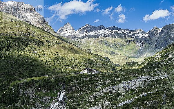 Blick auf Berliner Hütte vom Schönbichler Horn  hinten Kleiner Mörchner und Zsigmondyspitze  Berliner Höhenweg  Zillertaler Alpen  Zillertal  Tirol  Österreich  Europa