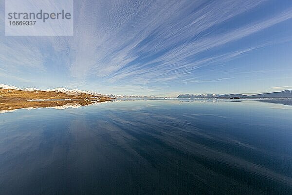 Spiegelung des Himmels im glatten Meer  Däenmark  Ostküste Grönland