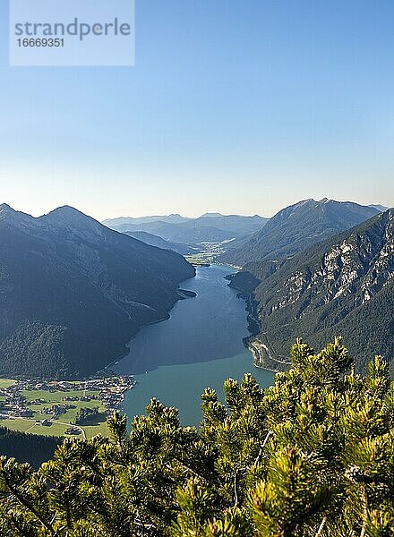 Ausblick vom Bärenkopf auf den Achensee  links Seekarspitze und Seebergspitze  Karwendel  Achensee  Tirol  Österreich  Europa