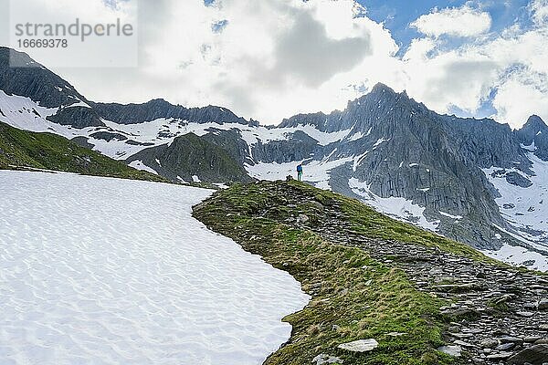 Schneefeld  Wanderer vor schneebedeckten Berggipfeln  Aufstieg zum Schönbichler Horn  Furtschaglspitze und Großer Möseler  Gletscher Furtschaglkees  Berliner Höhenweg  Zillertaler Alpen  Zillertal  Tirol  Österreich  Europa