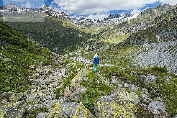 Wanderin auf dem Abstieg vom Schönbichler Horn zur Berliner Hütte  Moränenlandschaft  links Gipfel des Ochsner   rechts Schwarzenstein mit Schwarzensteinkees  Berliner Höhenweg  Zillertaler Alpen  Zillertal  Tirol  Österreich  Europa