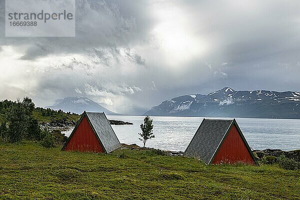 Bootshütten am Fjord  Lyngenfjord  Troms og Finnmark  Norwegen  Europa