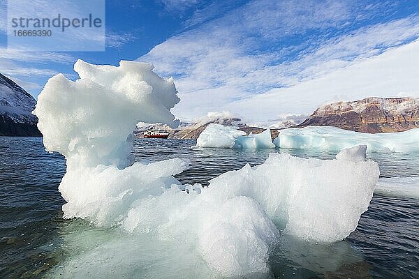 Kreuzfahrtschiff in Fjord an der Ostküste Grönlands  Aufnahme durch Eis  Grönland  Dänemark  Nordamerika