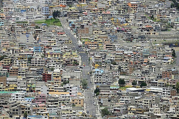 Blick vom Aussichtspunkt Mirador de Panecillo auf einfachen Vorort der Hauptstadt  Quito  Provinz Pichincha  Ecuador  Südamerika