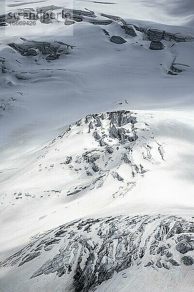 Gletscherspalten  Gletscher Waxeggkees  hochalpine Landschaft  Zillertaler Alpen  Zillertal  Tirol  Österreich  Europa