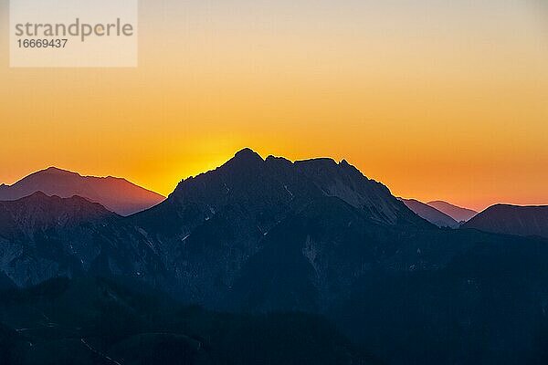 Sonnenuntergang hinter Bergsilhouette  Silhouette der Mondscheinspitze  Berglandschaft  Ausblick vom Gipfel des Bärenkopf  Achensee  Karwendel  Tirol  Österreich  Europa