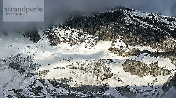 Schneebdeckter Berghang im Nebel  Gletscher Waxeggkees  hochalpine Landschaft  Zillertaler Alpen  Zillertal  Tirol  Österreich  Europa