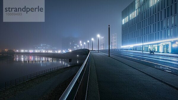 Nächtliche Hugo-Preuß-Brücke im Nebel  Berlin  Deutschland  Europa