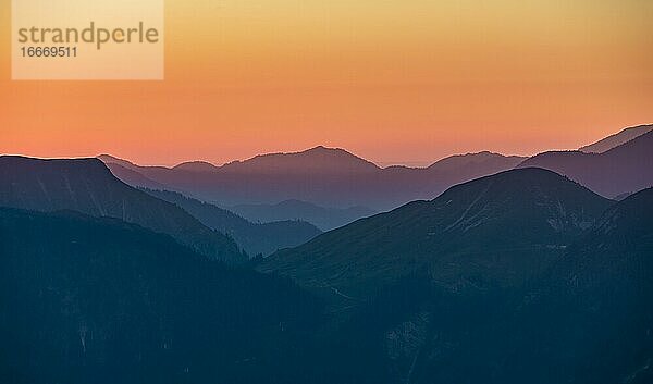 Sonnenuntergang hinter Bergsilhouette  Berglandschaft  Ausblick vom Gipfel des Bärenkopf  Achensee  Karwendel  Tirol  Österreich  Europa