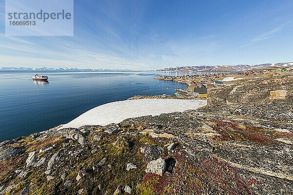 Ittoqqortoormiit mit Kreuzfahrtschiff  Scorebysund  Ostküste Grönlands  Dänemark  Europa