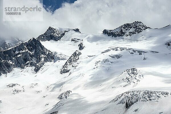 Gletscherspalten  Gletscher Waxeggkees  Möselerscharte  hochalpine Landschaft  Zillertaler Alpen  Zillertal  Tirol  Österreich  Europa