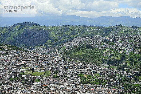 Blick vom Aussichtspunkt Mirador de Panecillo auf einfache Vororte der Hauptstadt  Quito  Provinz Pichincha  Ecuador  Südamerika