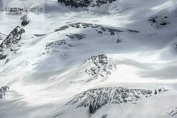 Gletscherspalten  Gletscher Waxeggkees  hochalpine Landschaft  Zillertaler Alpen  Zillertal  Tirol  Österreich  Europa