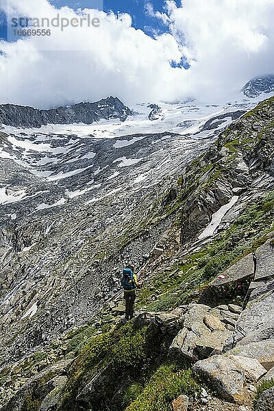 Wanderin auf markiertem Wanderweg  Abstieg vom Schönbichler Horn zur Berliner Hütte  Moränenlandschaft  Gletscher Waxeggkees  Berliner Höhenweg  Zillertaler Alpen  Zillertal  Tirol  Österreich  Europa