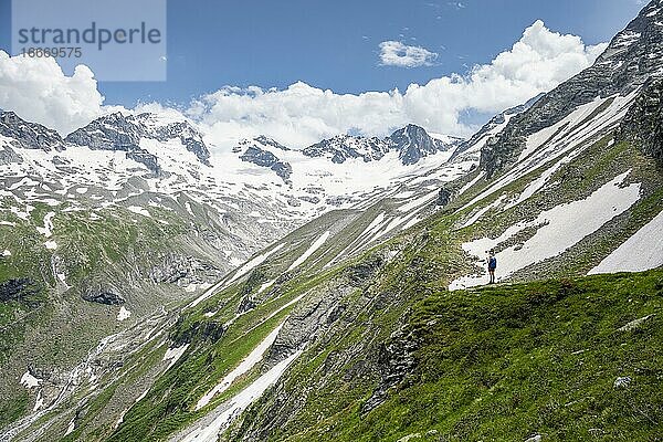 Wanderin auf dem Abstieg von der Mörchnerscharte zur Greizer Hütte  hinten Gletscher Floitenkees und Floitenspitzen  Berliner Höhenweg  Zillertaler Alpen  Zillertal  Tirol  Österreich  Europa