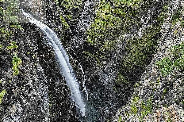 Wasserfall Gorzifossen  Gorsa bridge  Kåfjord Canyon  Troms og Finnmark  Norwegen  Europa