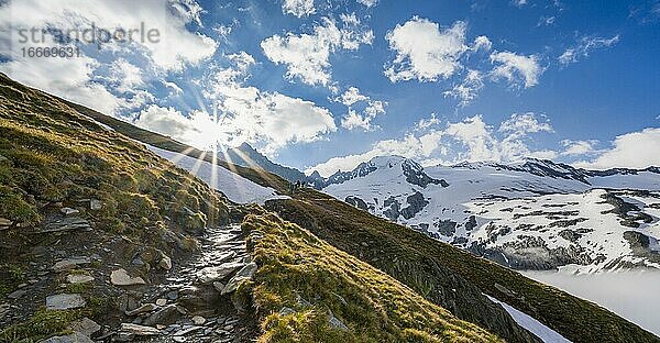 Wanderweg vor schneebedeckten Berggipfeln  Furtschaglspitze und Großer Möseler  Gletscher Furtschaglkees  Berliner Höhenweg  Zillertaler Alpen  Zillertal  Tirol  Österreich  Europa