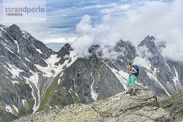 Wanderin auf der Lapenscharte  hinten Berggipfel Großer und Kleiner Mörchner  Berliner Höhenweg  Zillertaler Alpen  Zillertal  Tirol  Österreich  Europa
