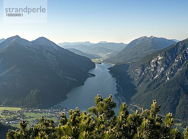 Ausblick vom Bärenkopf auf den Achensee  links Seekarspitze und Seebergspitze  rechts Rofangebirge  Karwendel  Achensee  Tirol  Österreich  Europa