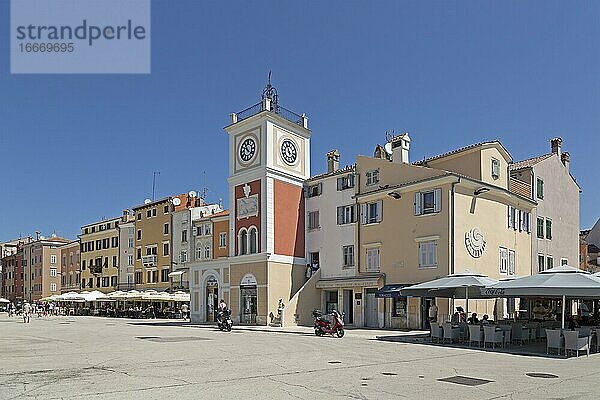 Altstadt mit venezianischem Uhrturm und Brunnen  Marsala-Tita-Platz  Rovinj  Istrien  Kroatien  Europa