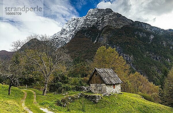 Altes Steinhaus bei Bovec  Slowenien  Europa