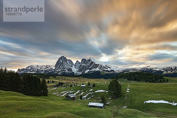 Morgenstimmung auf der Seiseralm  Almhütten  Langkofel  Plattkofel  Südtirol  Italien  Europa