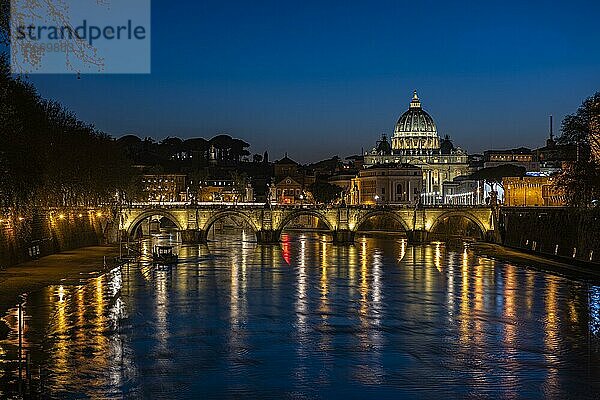 Ausblick über den Tiber bei Abendlicht auf Ponte Sant`Angelo und Petersdom  Rom  Italien  Europa