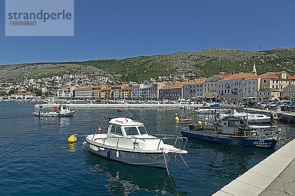 Hafen mit Booten  Senj  Kvarner Bucht  Kroatien  Europa