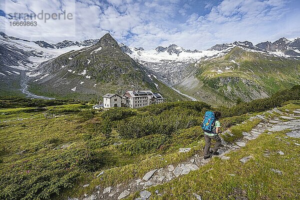 Wanderin vor der Berliner Hütte  Hinten Gletscher Waxeggkees  Berliner Höhenweg  Zillertaler Alpen  Zillertal  Tirol  Österreich  Europa
